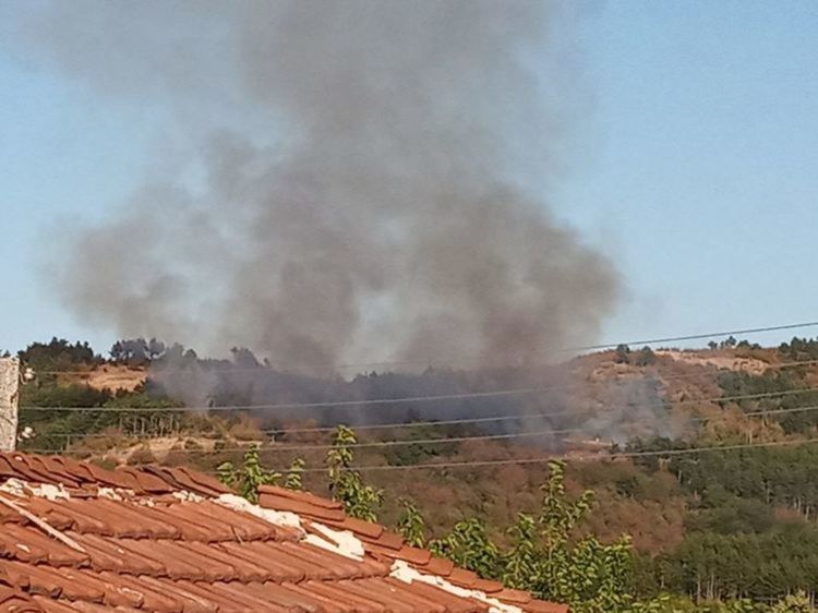 Пресеченият терен затруднява гасенето на пожара в местността Кайряка