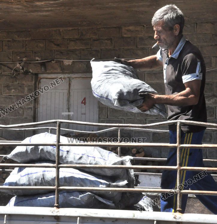 Хасковлии се запасяват с дърва. Въглища, брикети и пелети само в чували