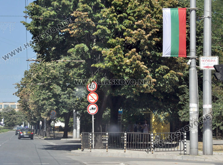 Монтираха знамена за празника на Хасково