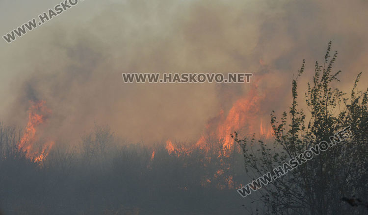 Отвориха магистралата, чакат хеликоптер за пожар в Свиленградско