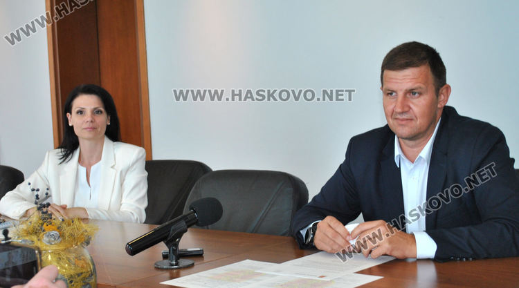 С пиано бар на открито започва празничната програма за Деня на Хасково (видео)