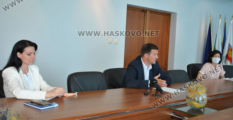 С пиано бар на открито започва празничната програма за Деня на Хасково (видео)