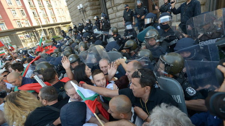 Колабирали, напръскани с лютив спрей на протеста