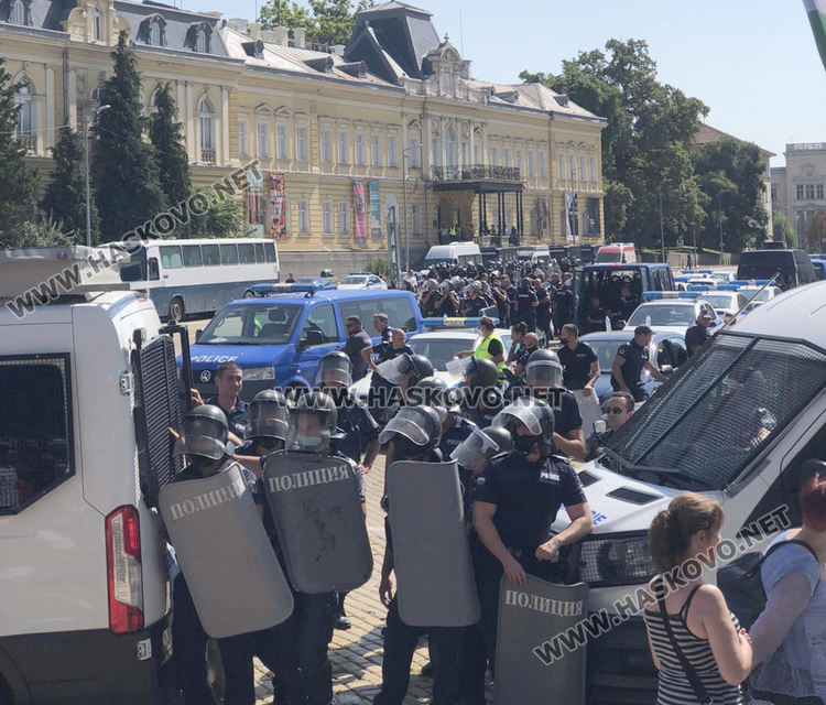 Двама пострадали и 7 обгазени хасковлии на протеста в София