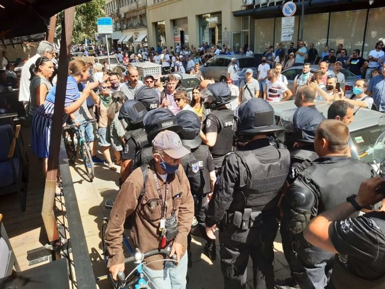 Протестиращи блокираха полицейска кола и не позволиха да отведат арестуван младеж (видео)