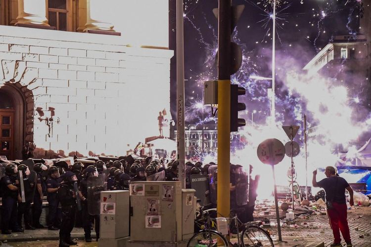 СДВР: 60 задържани вечерта на протеста, бомбички и всякакви вещества