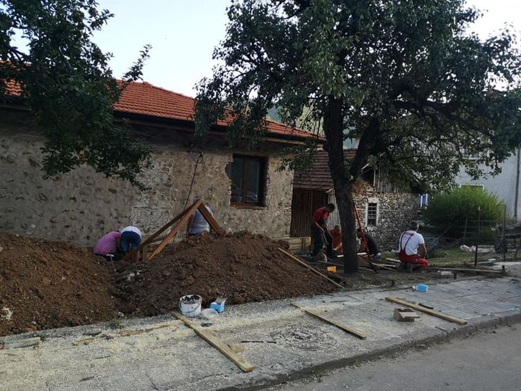 Ентусиазирани татковци и дядовци строят детска площадка в Смилян