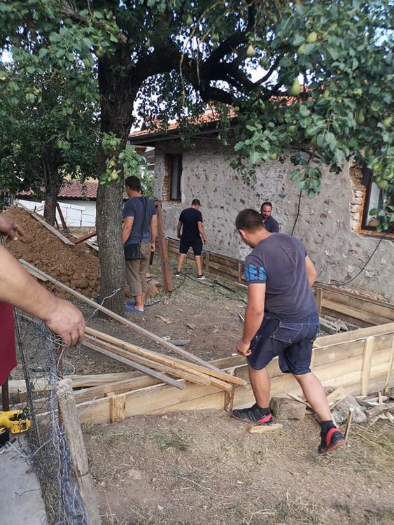 Ентусиазирани татковци и дядовци строят детска площадка в Смилян