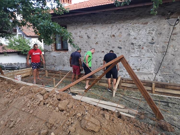 Ентусиазирани татковци и дядовци строят детска площадка в Смилян