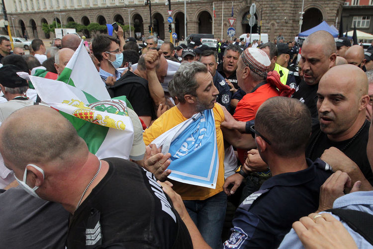 Жива верига полицаи срещу протестиращи в Триъгълника на властта