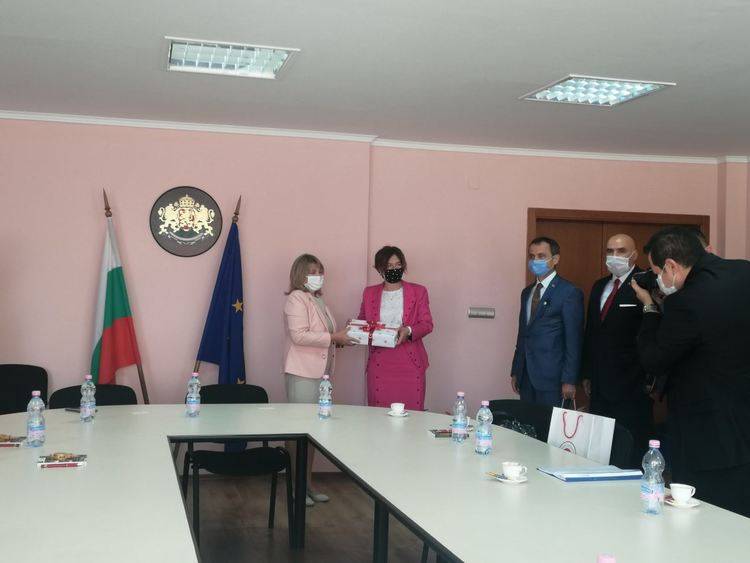 По молба на Никола Чанев посланик Айлин Секизкьок връчи 3000 PCR теста на болницата