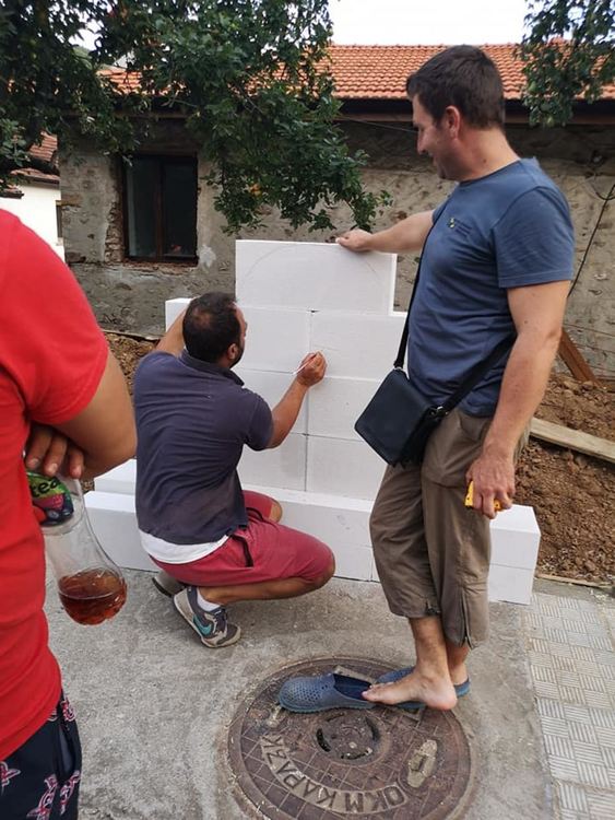 Ентусиазирани татковци и дядовци строят детска площадка в Смилян