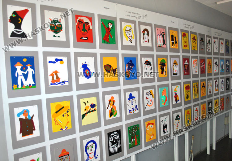 Художничката Стела показва цветна експлозия край фонтаните пред „Заря“