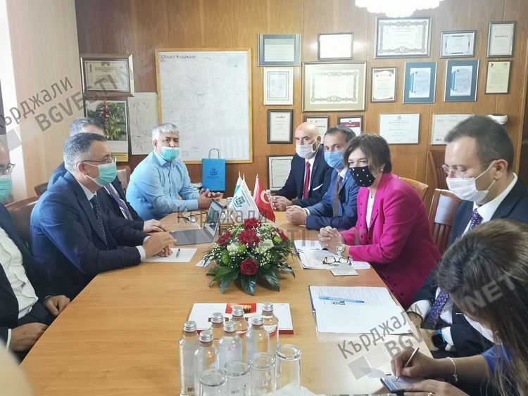 Три хиляди PCR-теста за COVID 19 дарява турското посолство на Кърджали