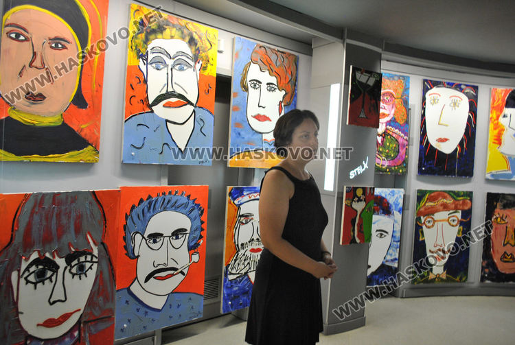 Художничката Стела показва цветна експлозия край фонтаните пред „Заря“