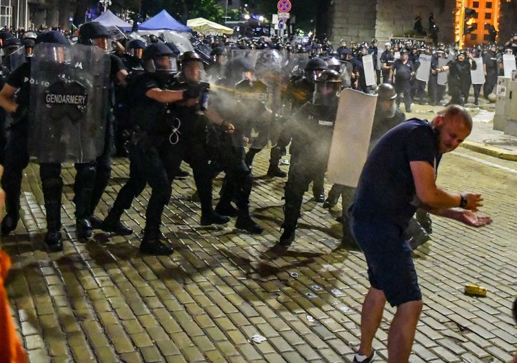 СДВР: 60 задържани вечерта на протеста, бомбички и всякакви вещества