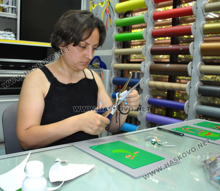 Художничката Стела показва цветна експлозия край фонтаните пред „Заря“