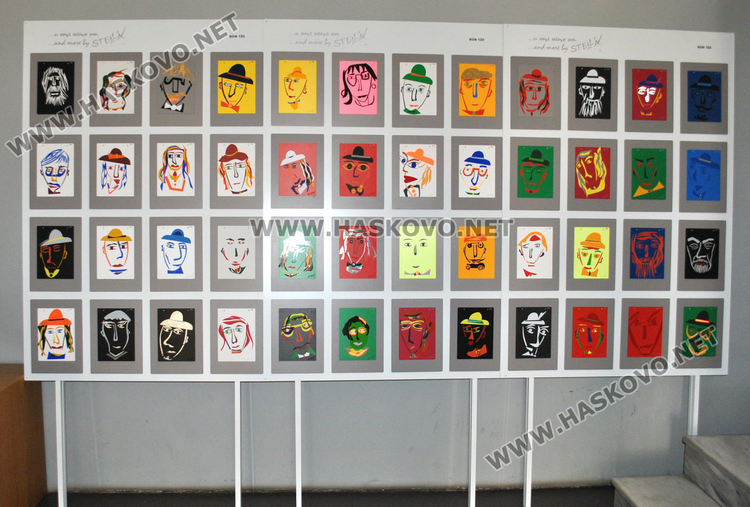 Художничката Стела показва цветна експлозия край фонтаните пред „Заря“