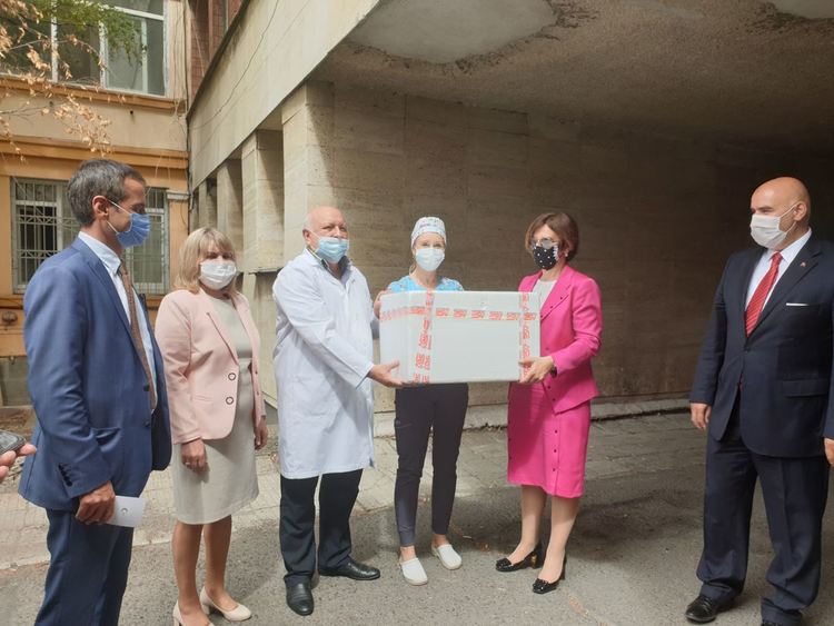 По молба на Никола Чанев посланик Айлин Секизкьок връчи 3000 PCR теста на болницата