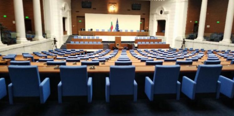 Парламентът гласува две оставки