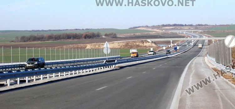 Тир блъсна маркировъчна машина на магистралата, пострадал е работникът