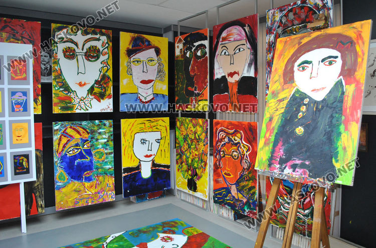 Художничката Стела показва цветна експлозия край фонтаните пред „Заря“