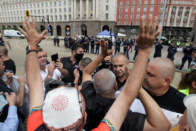 Протестиращи се събраха за пореден ден на площад „Независимост“ с искане за оставка на правителството и на главния прокурор. Полицейското присъствие в района остава засилено. Около сградата на Народното събрание има кордон от униформени