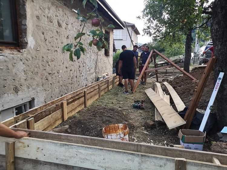 Ентусиазирани татковци и дядовци строят детска площадка в Смилян