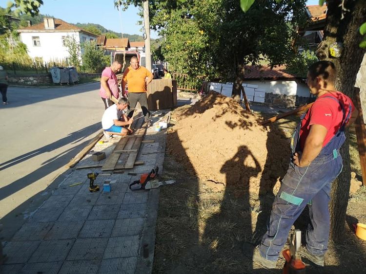 Ентусиазирани татковци и дядовци строят детска площадка в Смилян