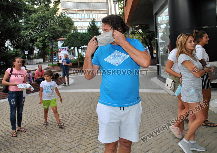 Масово пазаруване на играчки в подкрепа на верига магазини