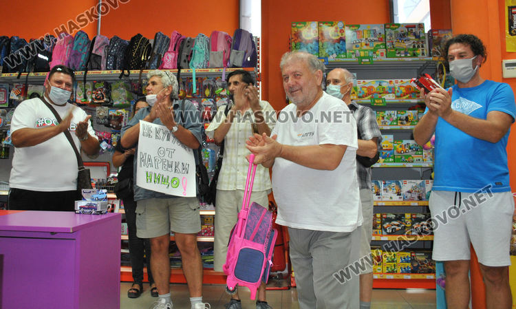 Масово пазаруване на играчки в подкрепа на верига магазини
