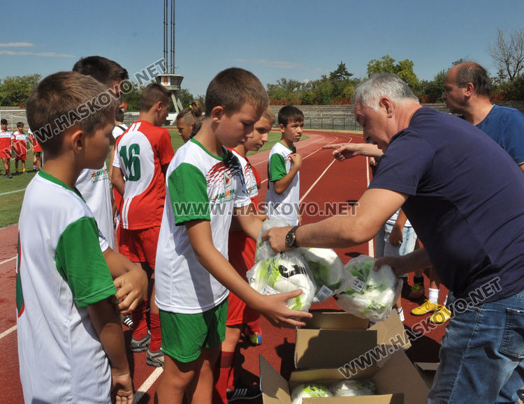 ОФК „Хасково“ вдигна купата на турнира „Децата и футболът“