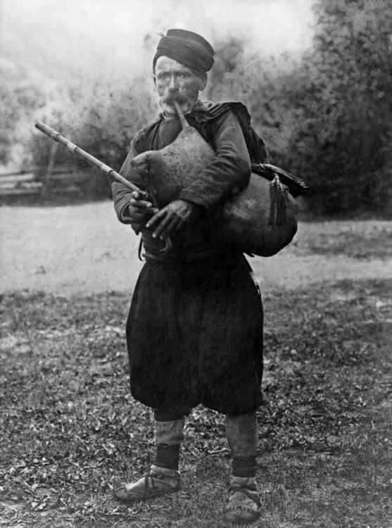 Фотоалбум с уникални фотографии от Чепеларе съставиха Зоица и Коста Начеви