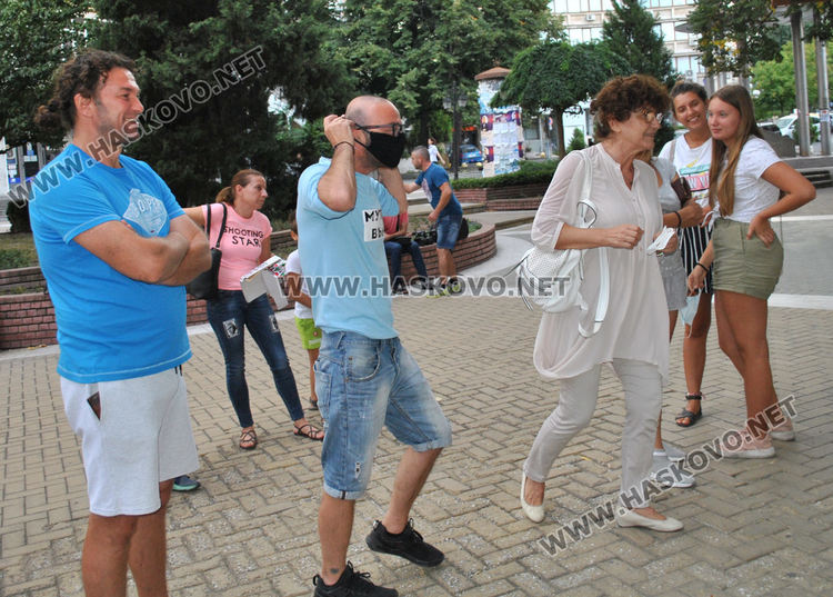 Масово пазаруване на играчки в подкрепа на верига магазини