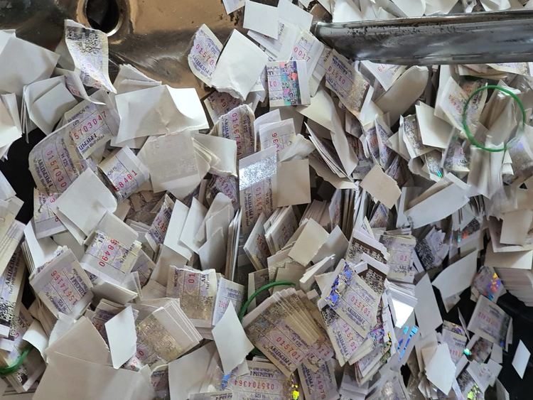 Унищожиха 6 006 000 бандерола, хиляди стоки менте и цигари, задържани на границата