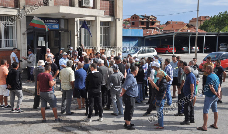 Жители от Стамболовско излязоха на протест заради поскъпването на водата с 342%