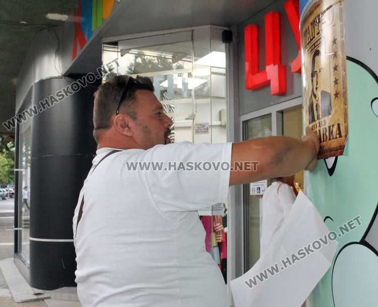 Масово пазаруване на играчки в подкрепа на верига магазини