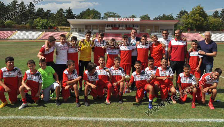 ОФК „Хасково“ вдигна купата на турнира „Децата и футболът“