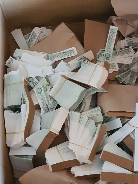 Унищожиха 6 006 000 бандерола, хиляди стоки менте и цигари, задържани на границата