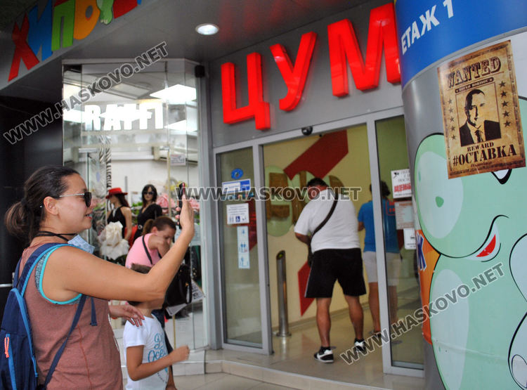 Масово пазаруване на играчки в подкрепа на верига магазини