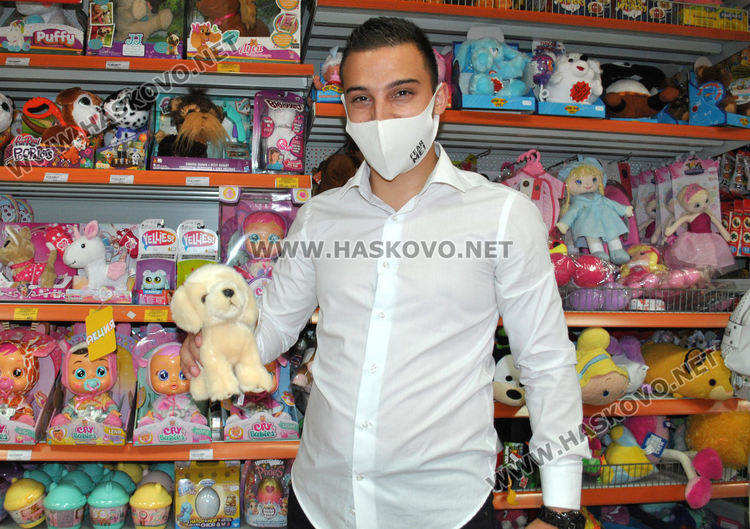 Масово пазаруване на играчки в подкрепа на верига магазини