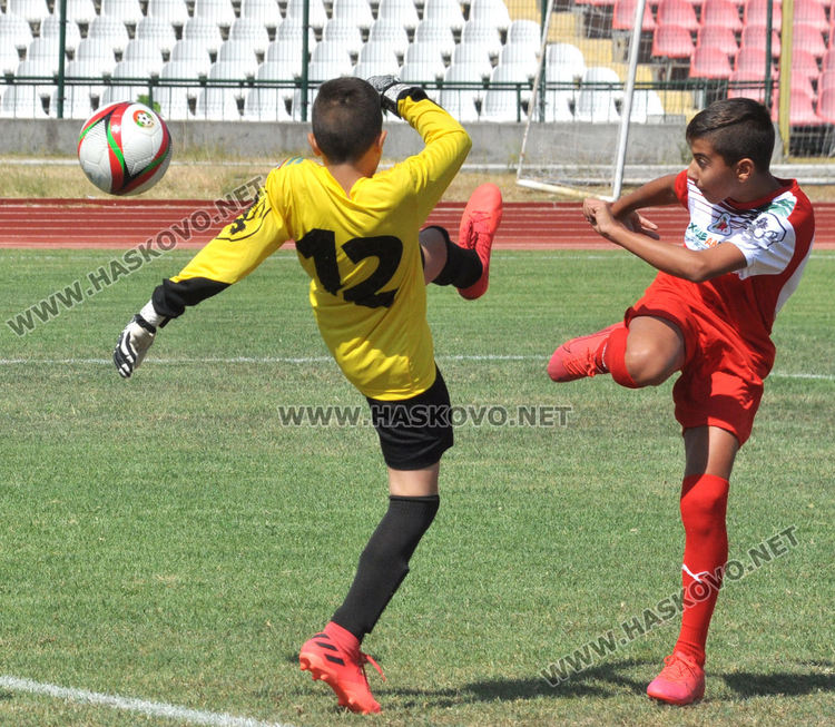 ОФК „Хасково“ вдигна купата на турнира „Децата и футболът“