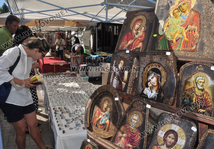 Кралицата на нощта и множество художествени изделия на изложението „Българско е“