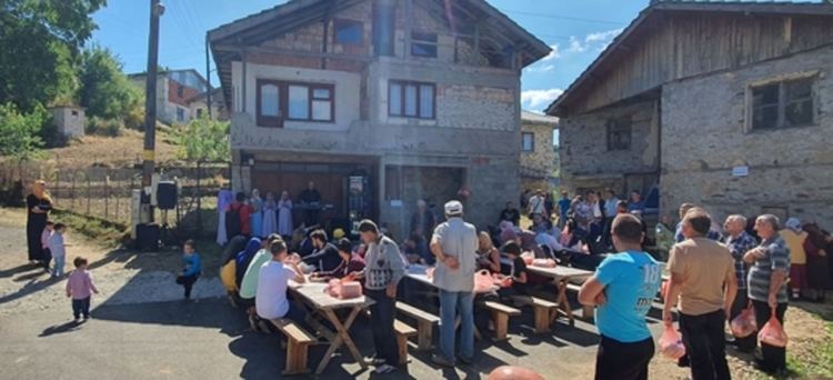 В Бреза благодариха с курбан, че си имат асфалтиран път