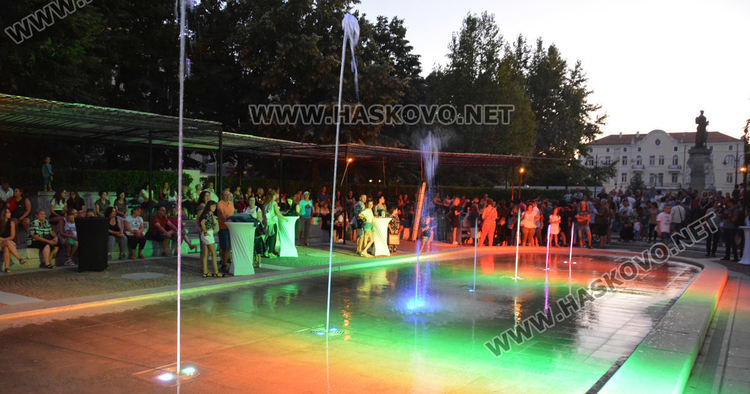 Стотици хасковлии се събраха за пиано бара на открито (видео)