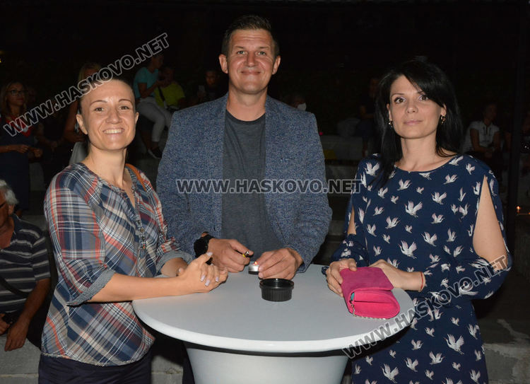 Стотици хасковлии се събраха за пиано бара на открито (видео)