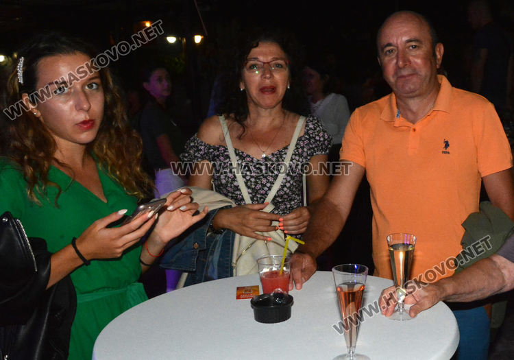 Стотици хасковлии се събраха за пиано бара на открито (видео)