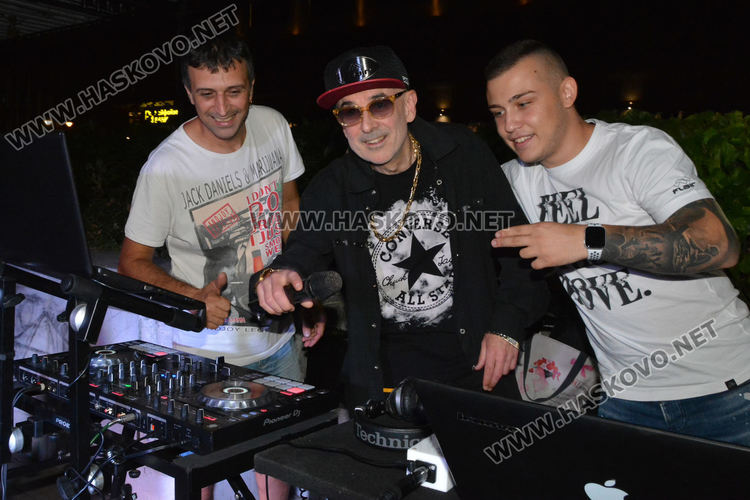 Стотици хасковлии се събраха за пиано бара на открито (видео)