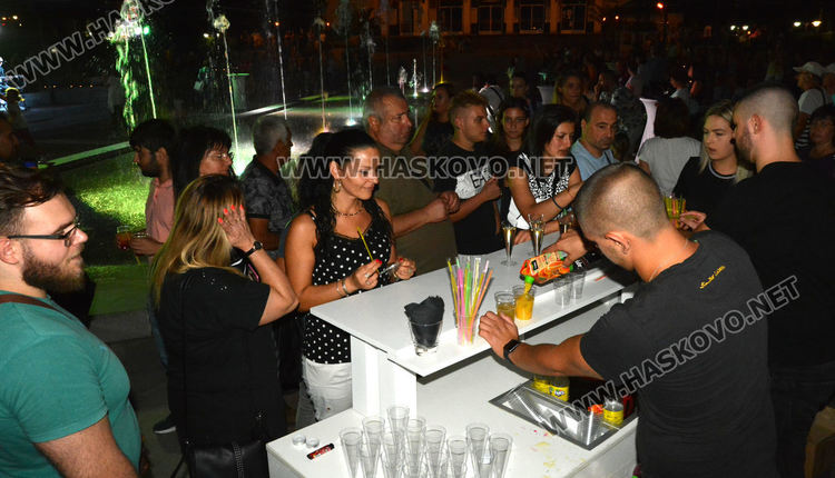 Стотици хасковлии се събраха за пиано бара на открито (видео)