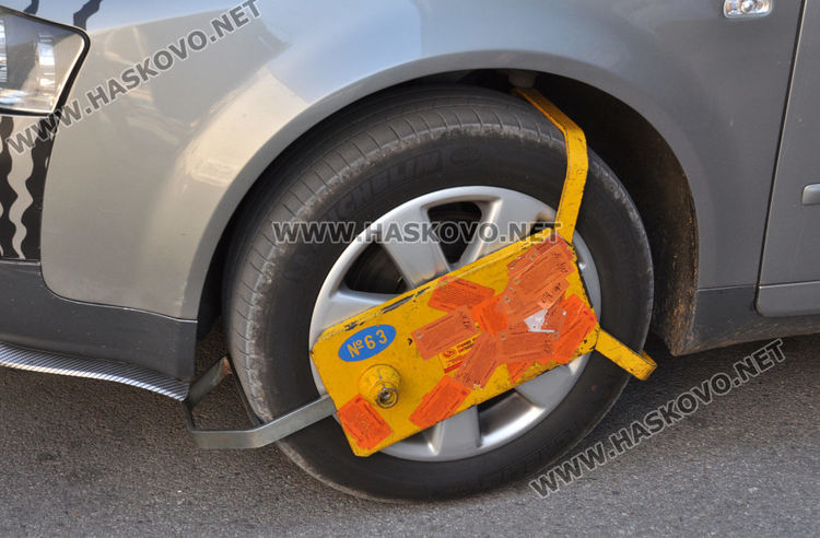 „Принудително задържане“ за два автомобила, спрели в нарушение в центъра на Хасково